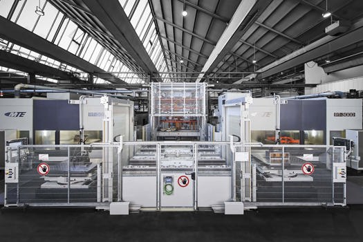 A Kasto UNITOWER cnc (centre) feeding a pair of machining centres automatically
