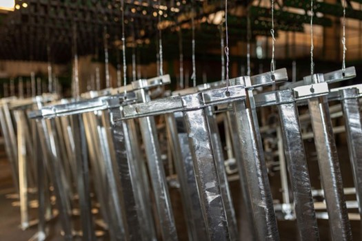 Metalic pieces galvanized on zinc bath