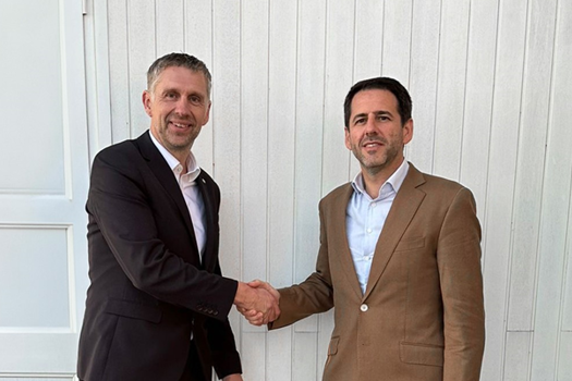 (L-R) Ian White, General Sales Manager – Laser Products for the UK & National Distributors at Yamazaki Mazak with Pablo Fernández, Managing Director of IP Grupo