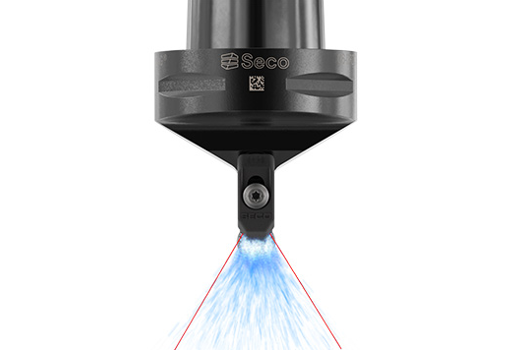 The precise outlet in the 3D-printed clamp distributes the pressurised coolant along a wide segment of the cutting edge